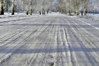 Na silnicích v Bílých Karpatech leží ujetá vrstva sněhu (27. ledna)
